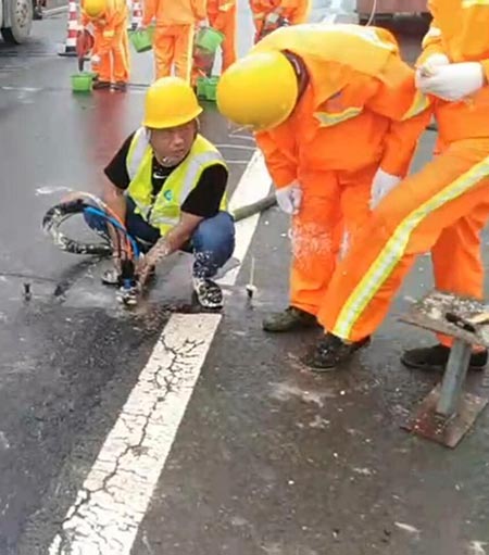 聚氨酯注漿機瀝青路面填縫施工